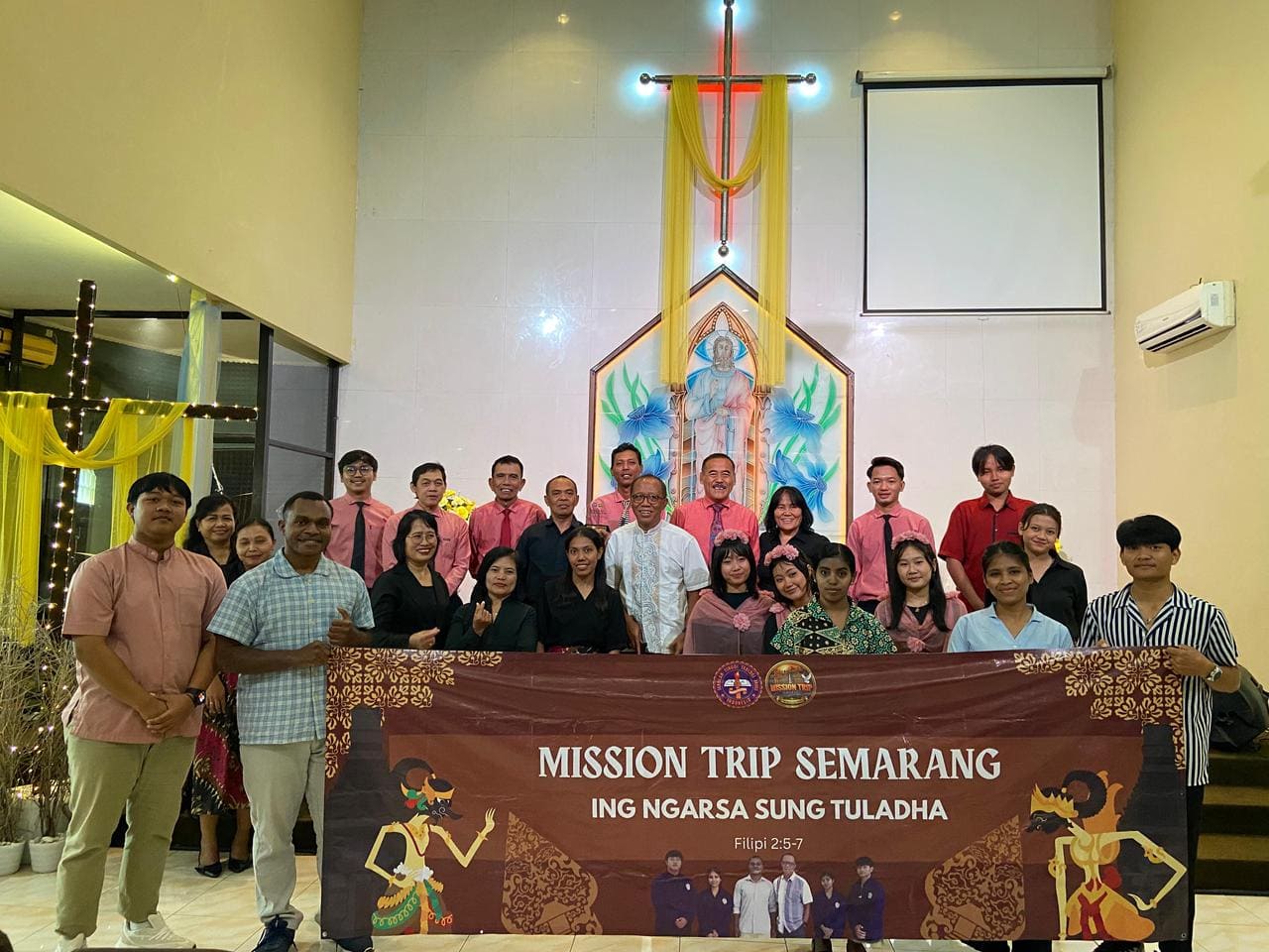Tim Mission Trip Semarang STTII Bawa Pesan "Salib Dimulai dari Handuk" di JKI Bethesda Ungaran